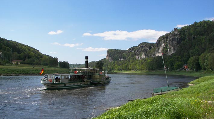 Dampfer auf der Elbe